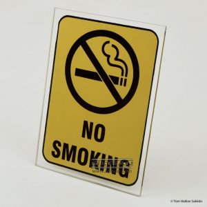 Şeffaf akrilik pleksi no smoking yazısı yaldız zeminli
